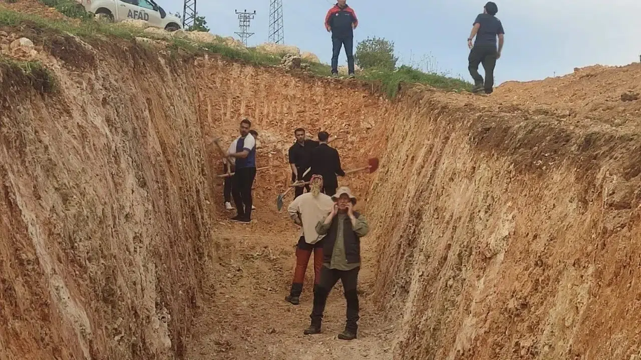 Cizre'nin yer altı haritası çıkarılıyor: Bilim heyeti fay hattında kazı başlattı