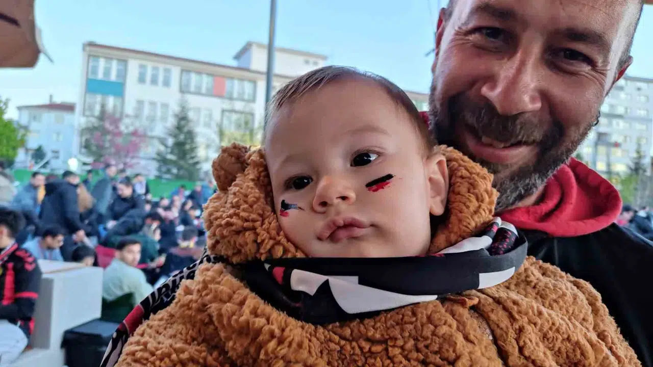 Eskişehir’in minik yüreği dev ekranda: Siyah-kırmızı sevda babasının kucağında büyüyor