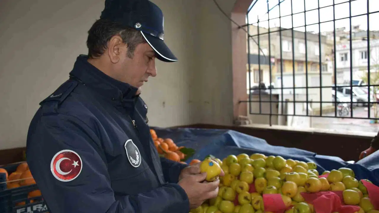 Pazarda pes dedirten hile: Çürük elmayı etiketle gizledi