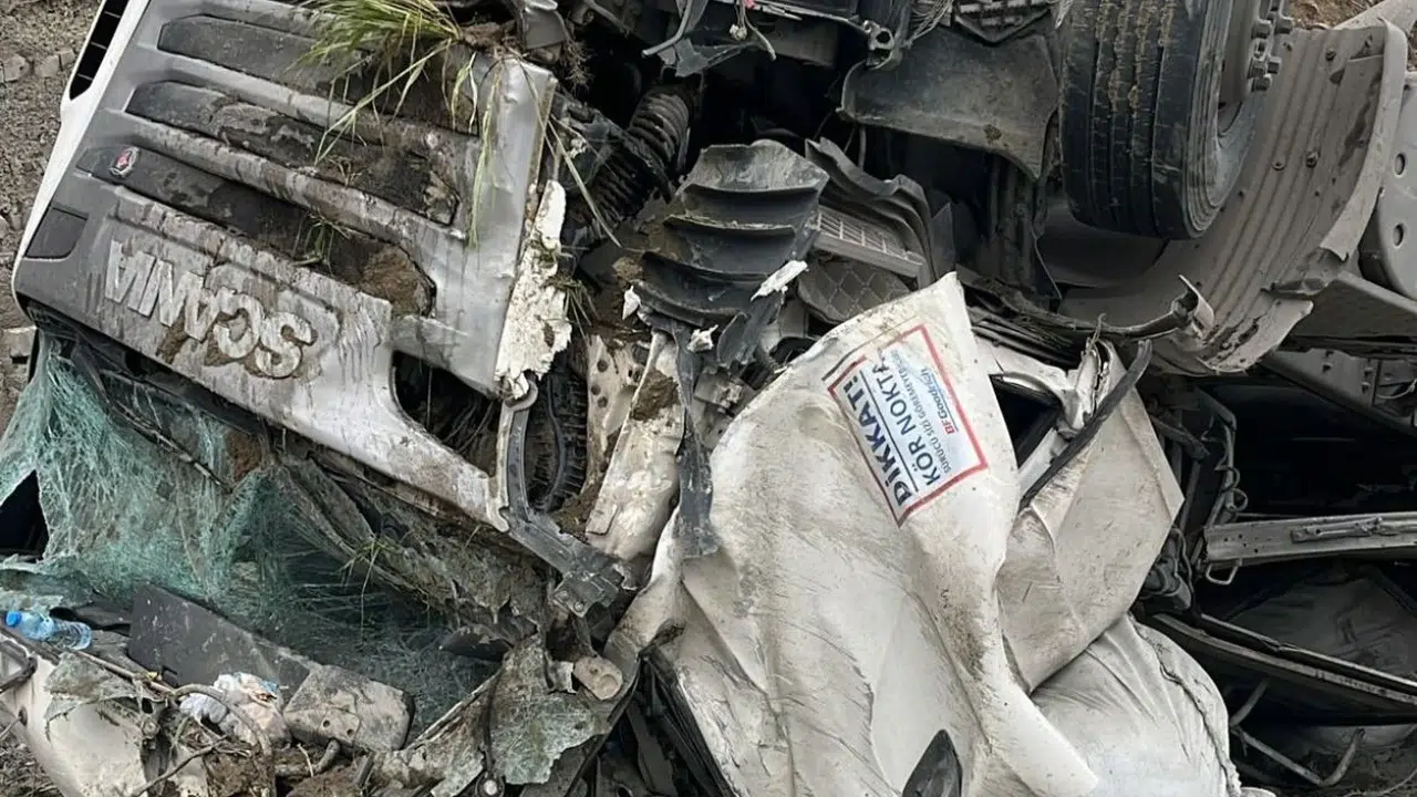 Burdur’da korkutan kaza: Kontrolden çıkan tır devrildi, ortalık savaş alanına döndü