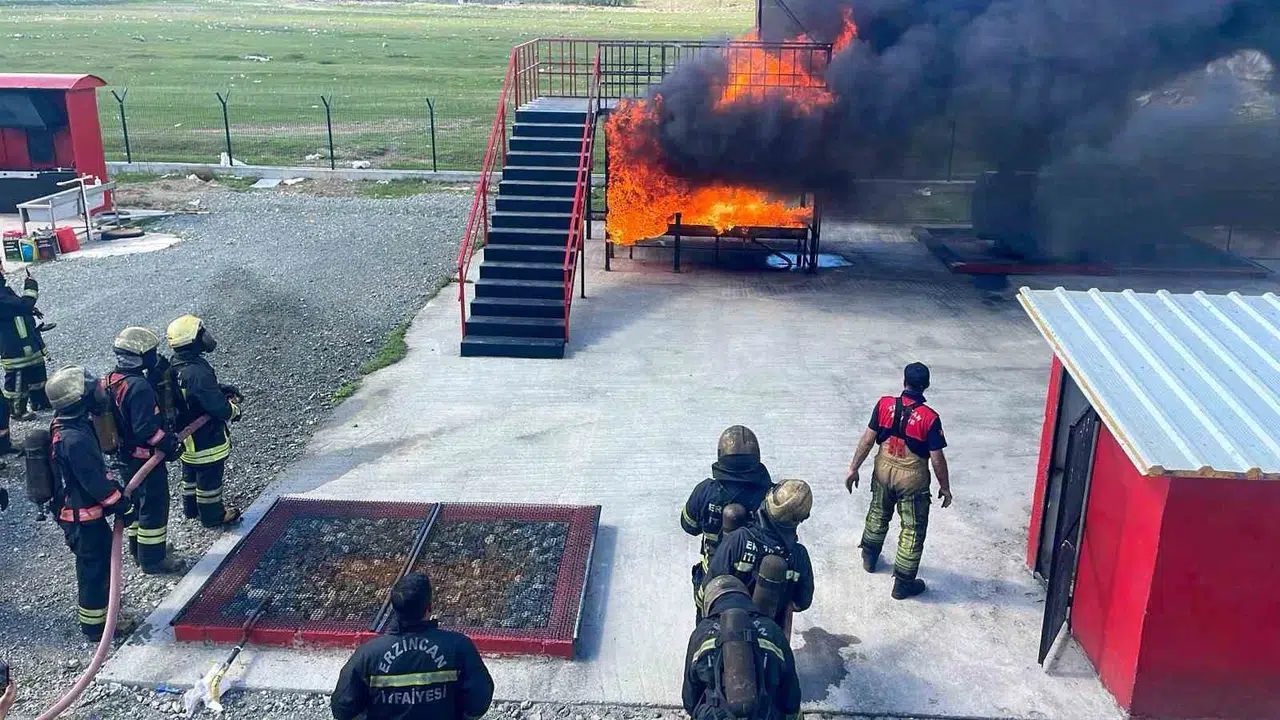 Teoriden sahaya geçiş: Geleceğin itfaiyecileri Erzincan’da gerçek yangınlarla yüzleşiyor