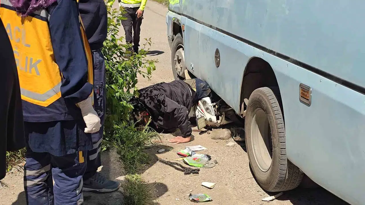 Minibüsün altına giren motosikletli için nefes kesen operasyon: Saniyelerle yarışıp kurtardılar