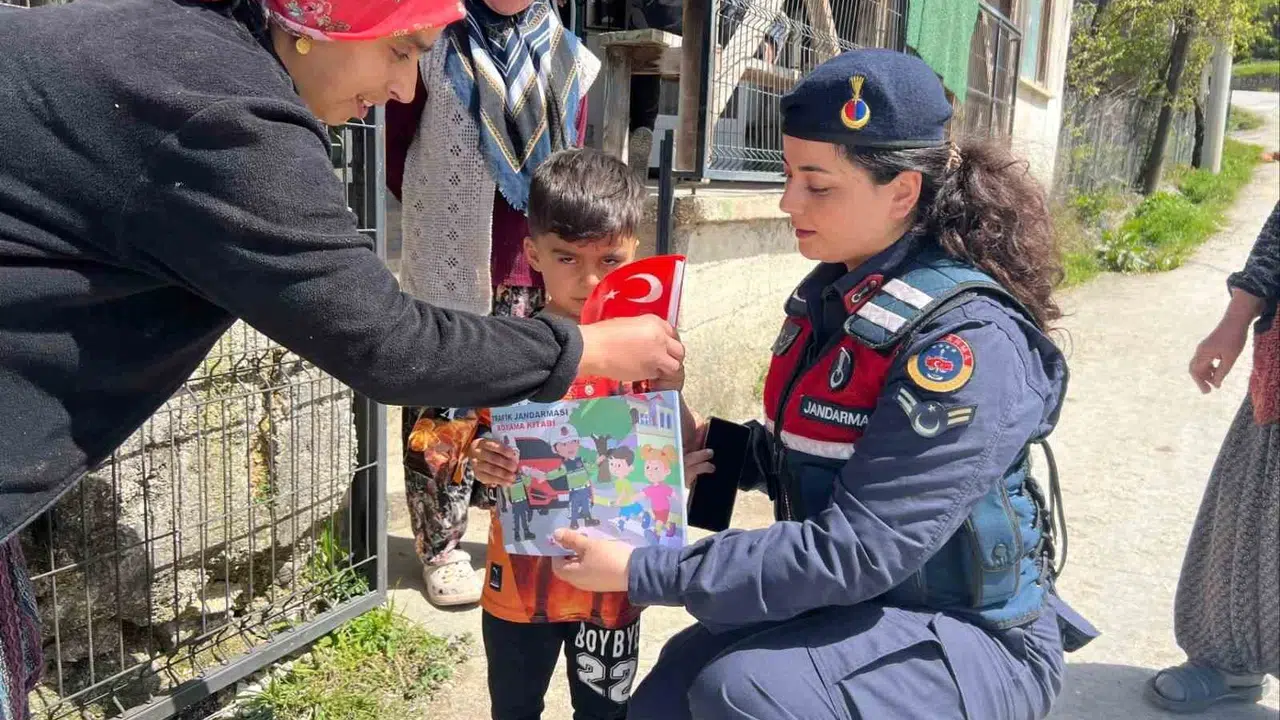 Düzce'de jandarma sahaya indi: Huzur ve güven için kapı kapı dolaştılar
