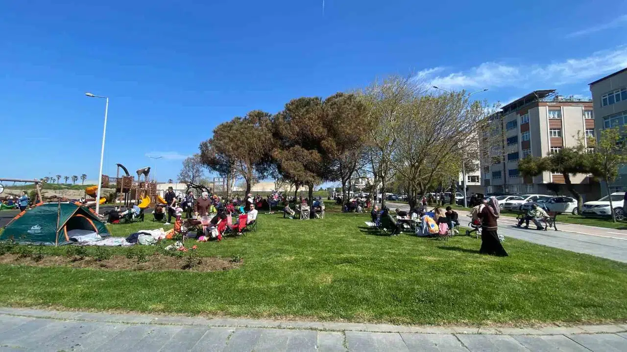 Samsun’da bahar yerini yaza bıraktı: Sahiller ve parklar doldu taştı