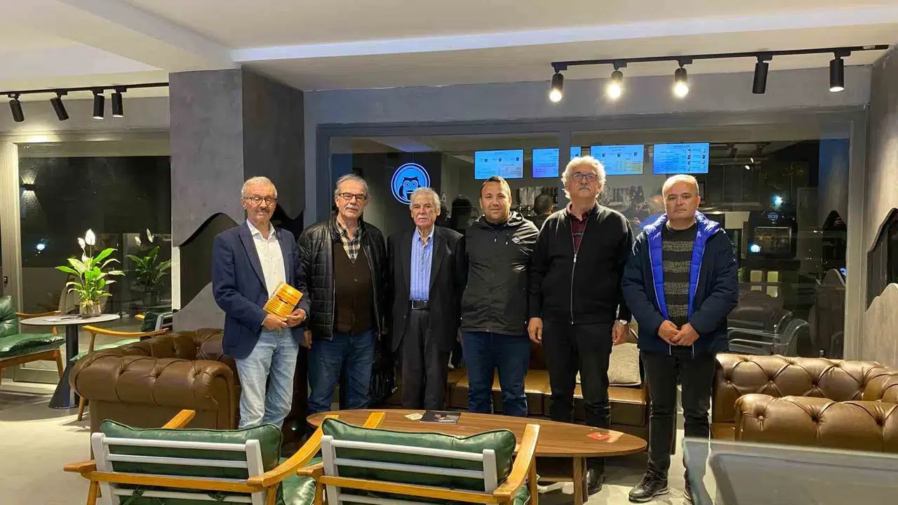 Gördes’in hafızasını kitaplaştırdı: Hem tarihe ışık tutacak hem de öğrencilerin yüzünü güldürecek