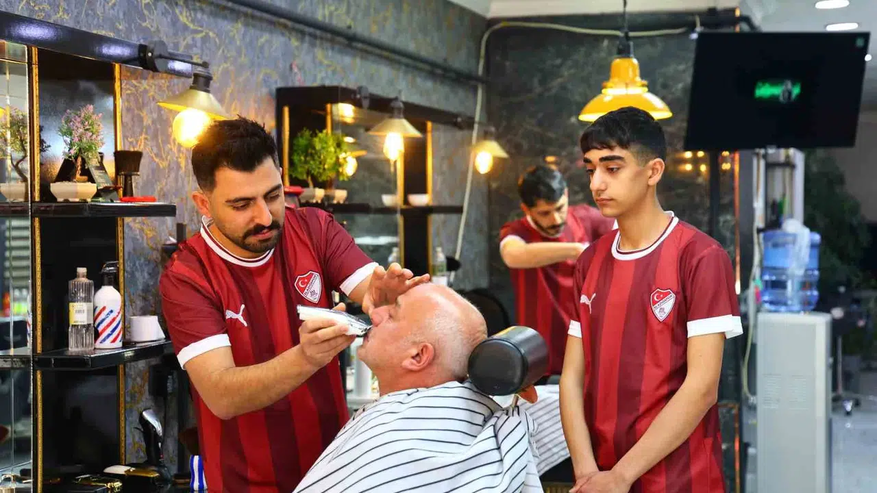 Şehrin kalbi bordo-beyaz atıyor: Esnaftan Elazığspor’a şampiyonluk desteği