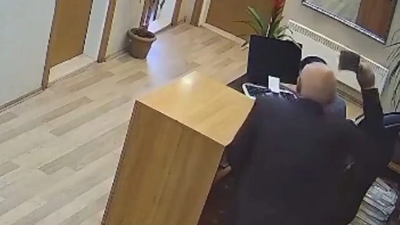 Belediye koridorunda dehşet anları: Sekreteri satırla böyle yaraladı