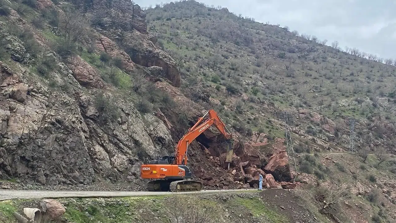 Sason'da kabus sona erdi: Heyelanın kestiği 8 köyün yolu yeniden açıldı