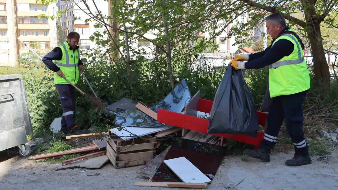 Maltepe’de bahar temizliği mesaisi: Bağlarbaşı’nda sokaklar pırıl pırıl oldu