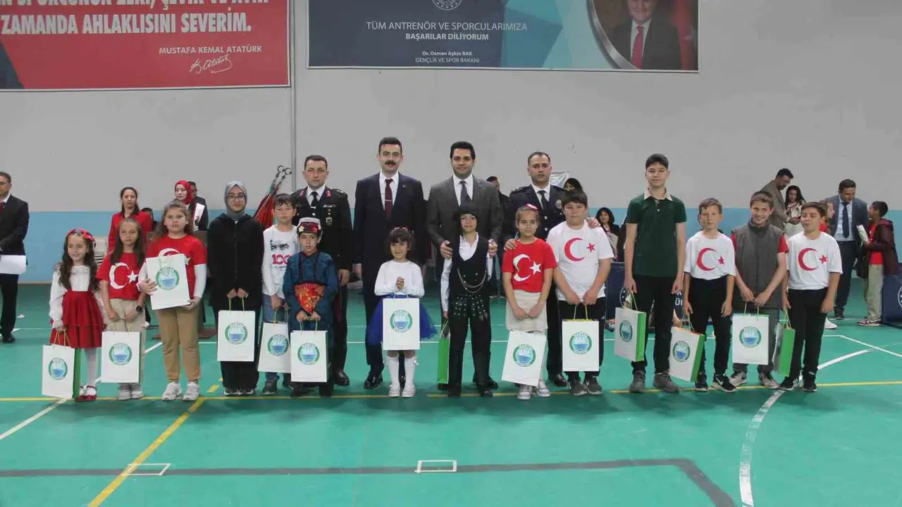 Hava muhalefeti coşkuyu engelleyemedi: Manyas’ta 23 Nisan salonlara taştı