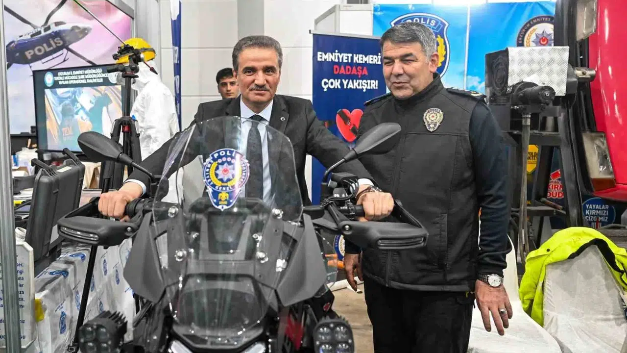 Geleceğin profesyonelleri Erzurum’da buluştu: Vali Baruş gençlerin kariyer yolculuğuna eşlik etti