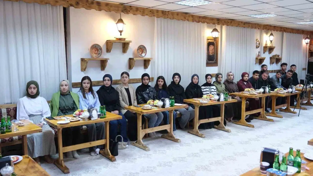 Erzincan’da gençlerle buluşan Binali Yıldırım’dan samimi mesajlar: Geleceğin mimarlarıyla hasbihal etti