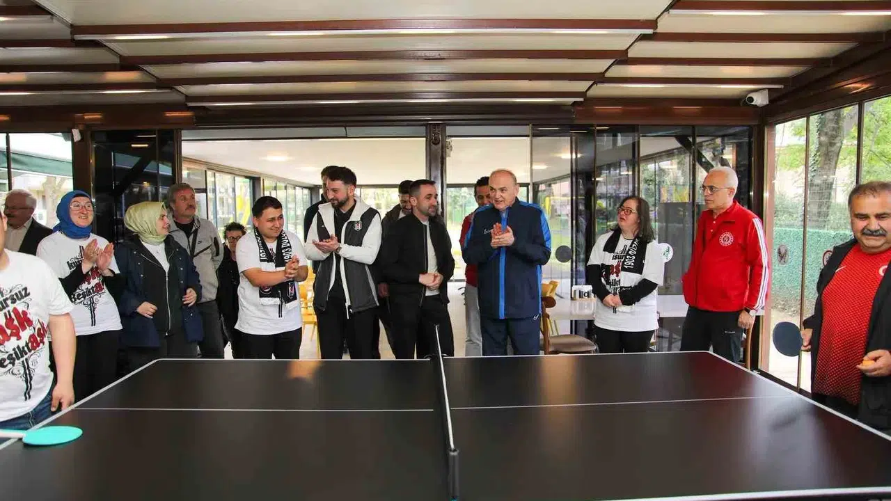 Başkan Özlü'den Kusursuz Kafe'ye ziyaret: Raketleri ellerine aldılar, unutulmaz günü konuştular