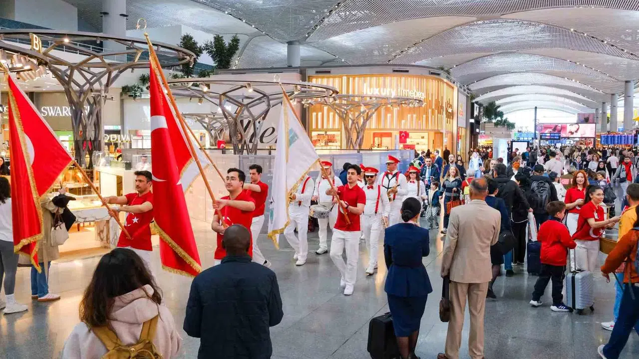 Dünyanın buluşma noktası İstanbul Havalimanı’nda 23 Nisan coşkusu: Yolcular bayram sevincine ortak oldu