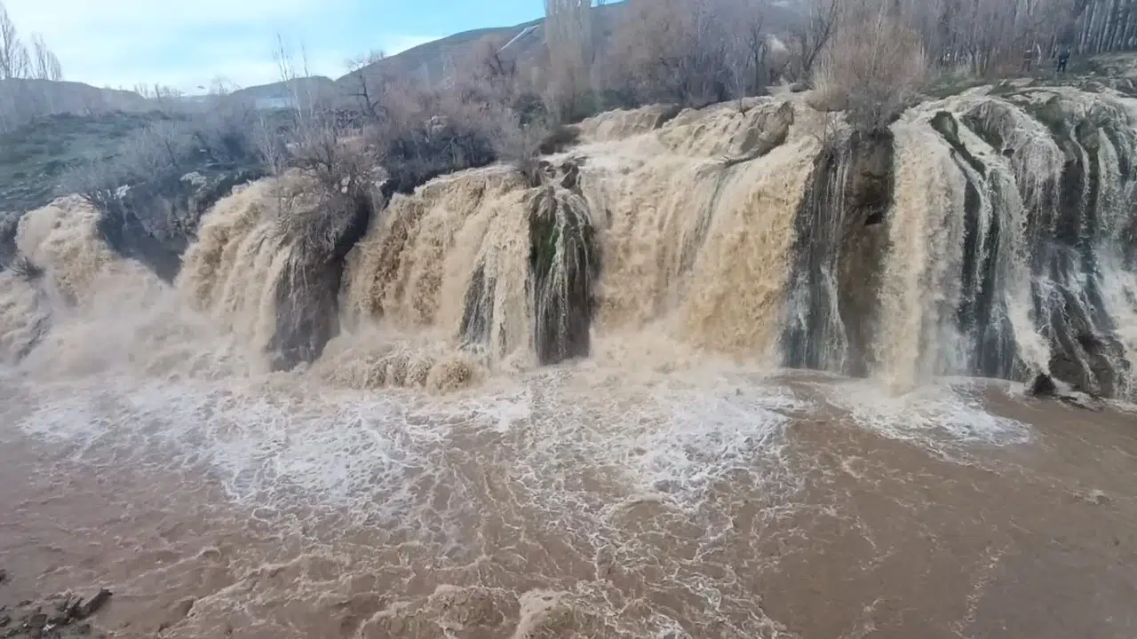 Kuraklığa inat doğa yeniden uyandı: Muradiye Şelalesi’nde görsel şölen başladı