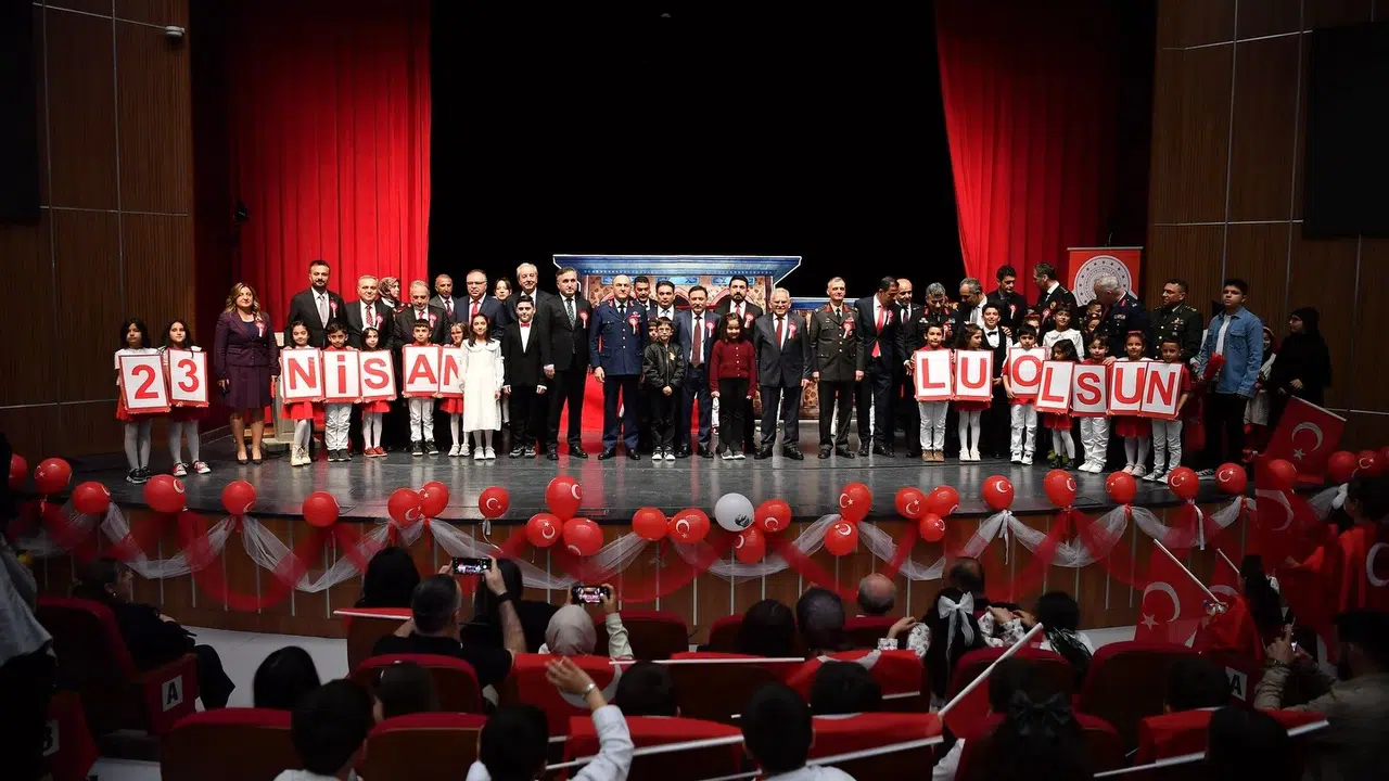 Kayseri’de 23 Nisan coşkusu: Miniklerden meclis açılışına duygusal canlandırma