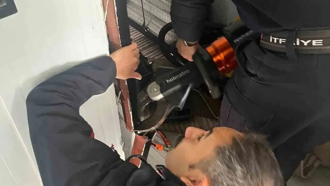 Antakya'da yürekleri ağza getiren kurtarma operasyonu: Demirlerin arasına sıkışan minik dostu itfaiye kurtardı