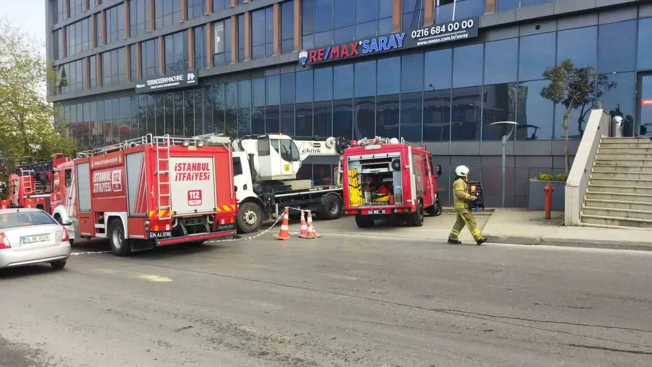 Pendik'te korku dolu anlar: Tadilat yapılan plazada mahsur kalanlar son anda kurtarıldı