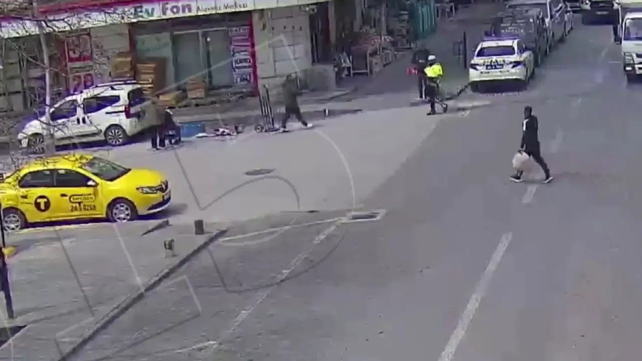 23 Nisan'da g?ky?z?ne ka?an mutlulu?u b?yle yakalad?: Trafik polisinden alk?? toplayan hareket