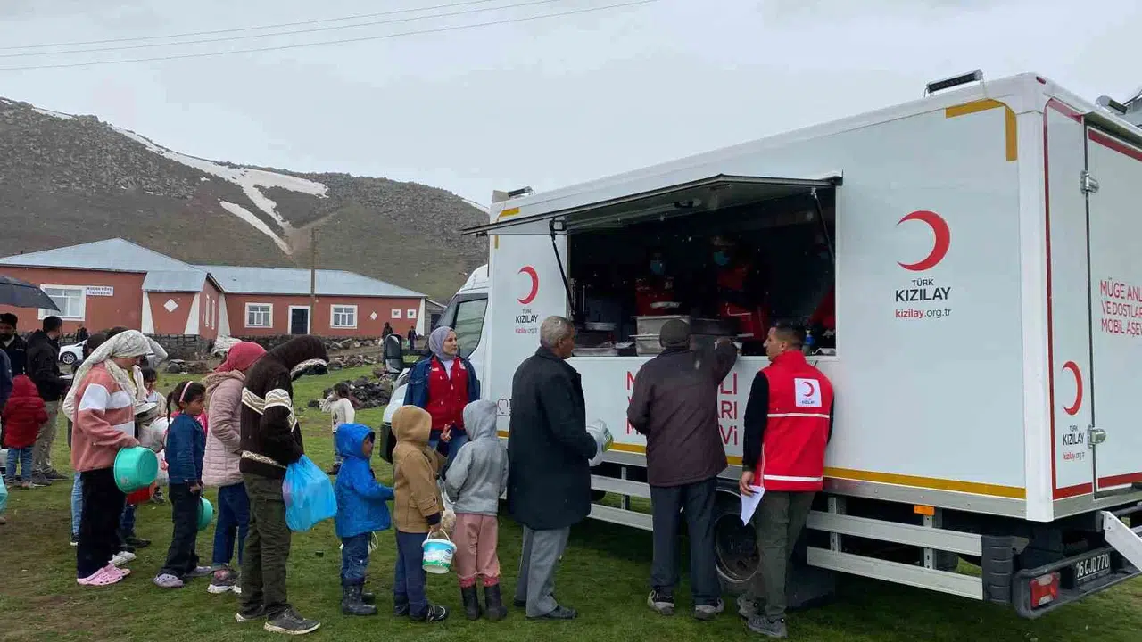 Patnos’ta depremin izleri Kızılay ile siliniyor: Çocukların yüzü güldü