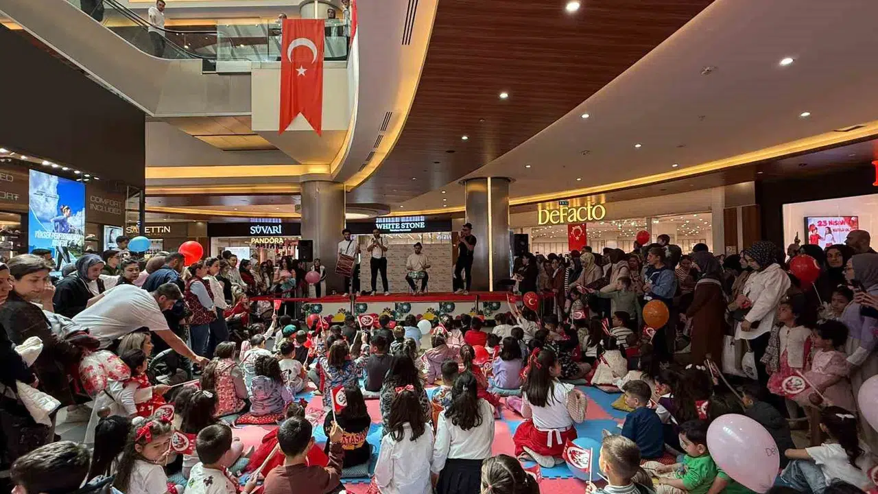 Malatya’da çocukların bayram neşesi: AVM’de renkli görüntüler
