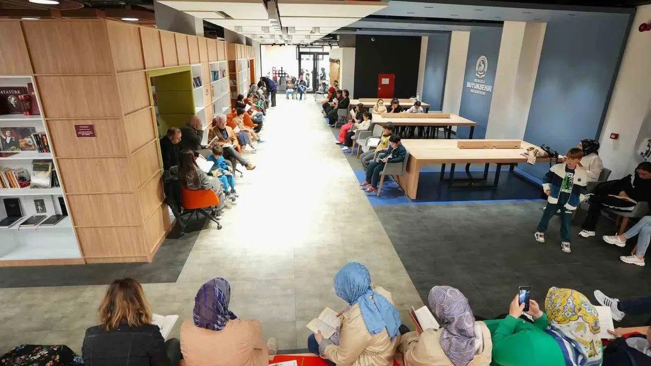 Ekranlara veda, kitaplara merhaba: Denizli’de miniklerin 23 Nisan coşkusu kütüphaneye taştı
