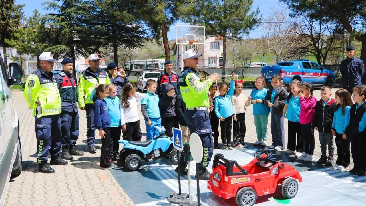 Minik öğrencilere trafik bilinci aşılandı: Jandarmadan Simav’da kapsamlı eğitim seferberliği