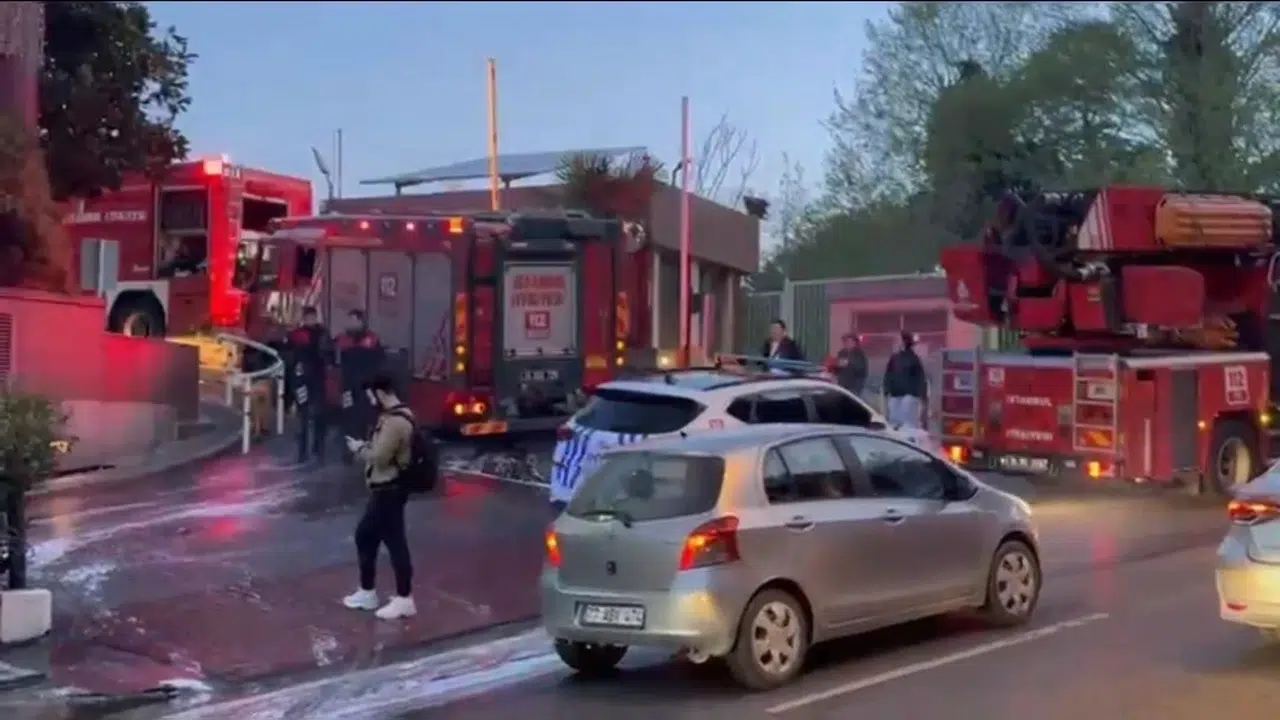 Şişli’nin kalbinde korku dolu anlar: Plaza otoparkındaki elektrikli araç bir anda alev topuna döndü