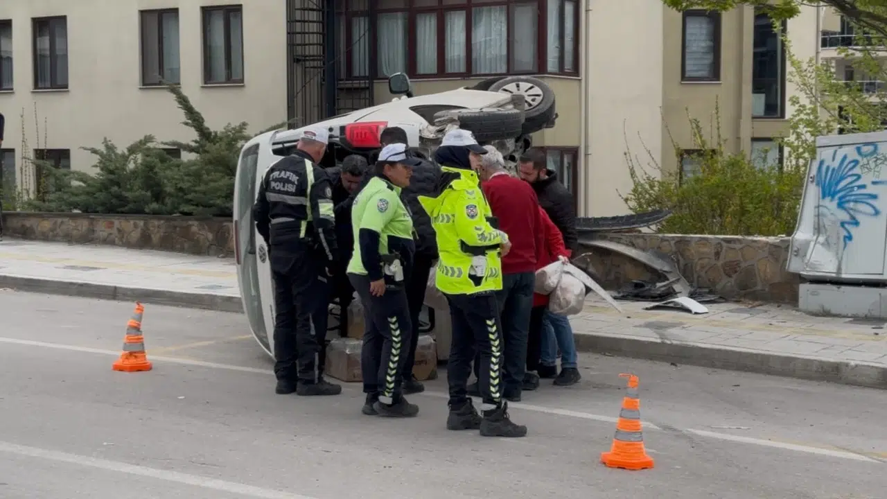 Edirne’de korku dolu anlar: Kontrolden çıkan araç ortalığı birbirine kattı