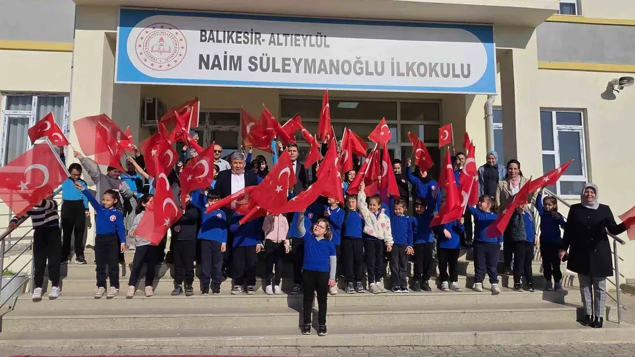 Eğitim camiasında birlik mesajı: Okullarda ay yıldızlı bayraklarla güne başladılar