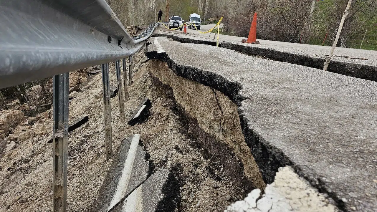 Sürücüler diken üstünde: Hakkari-Yüksekova yolunda ölümcül yarıklar