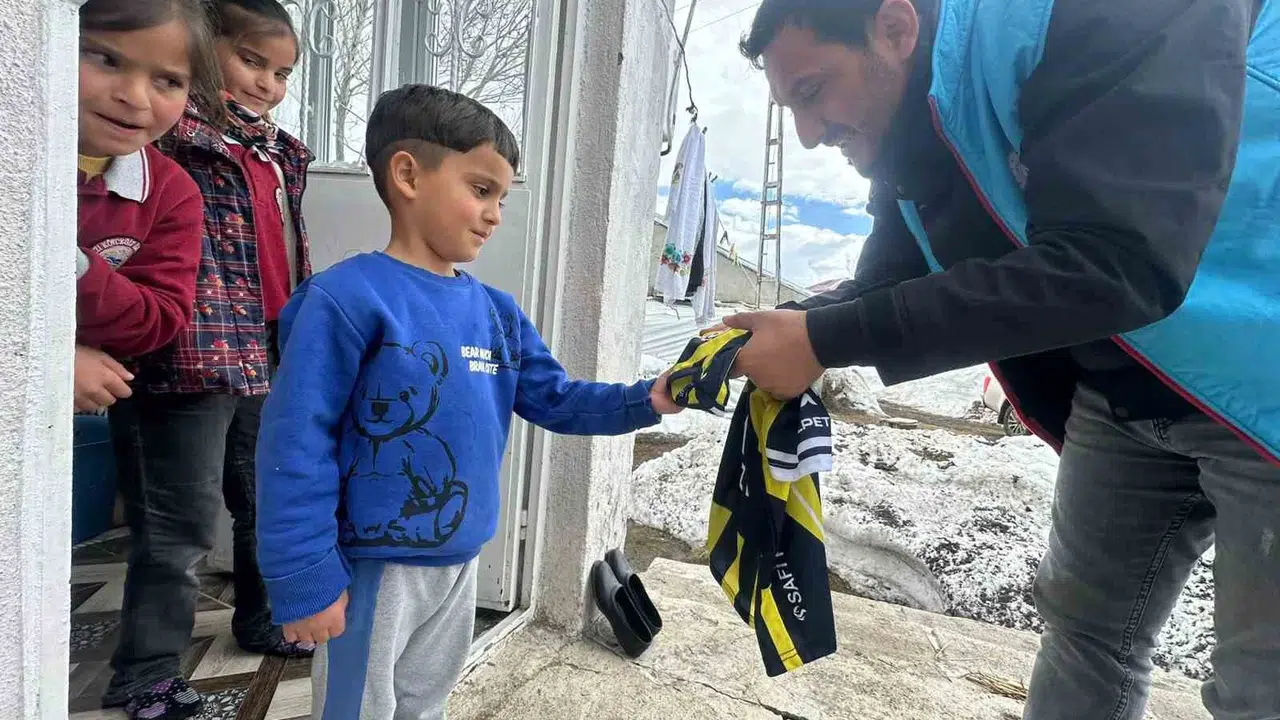 Küçük hayranların isteğini geri çevirmedi: Kaymakam Titiz’den unutulmaz forma sürprizi