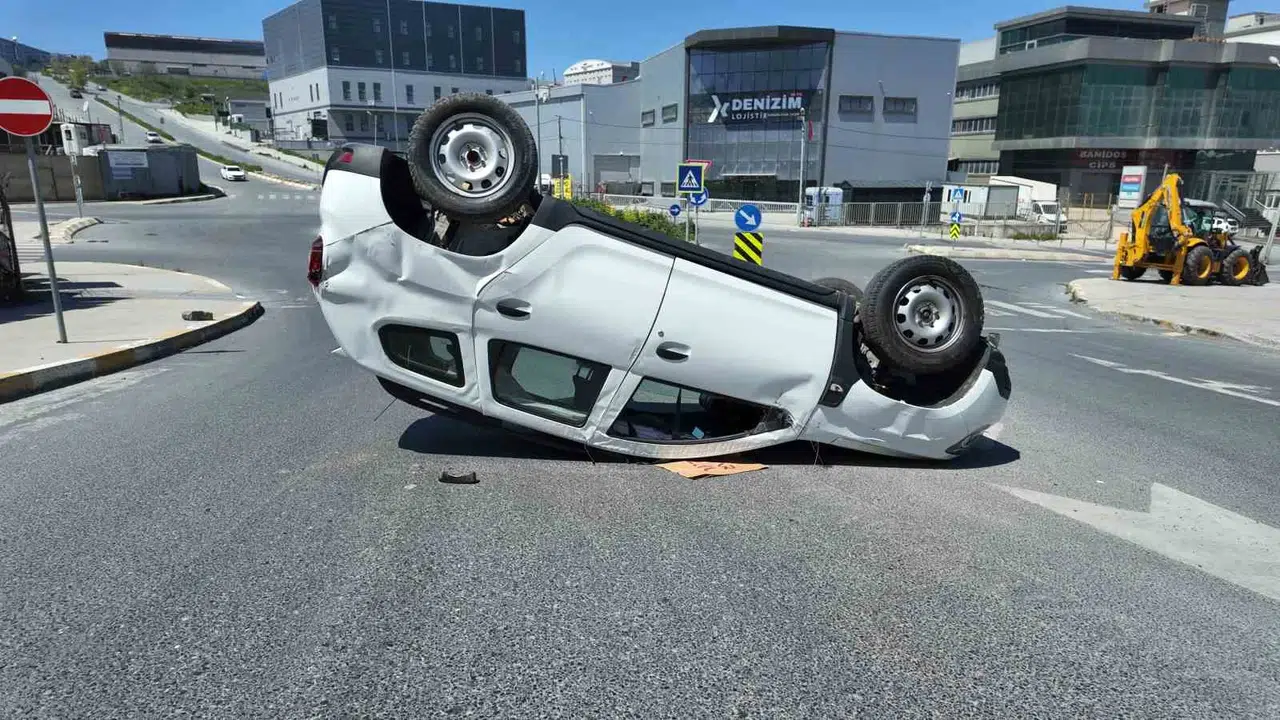 Esenyurt'ta korkutan kaza: Çarpmanın şiddetiyle havada uçtu, mucize eseri sağ çıktı