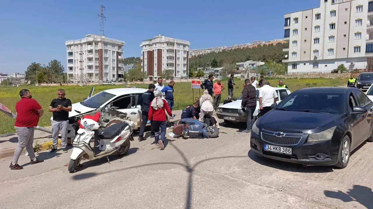 Adıyaman’da trafik ışıklarında dehşet anları: Kontrolden çıkan otomobil ortalığı savaş alanına çevirdi