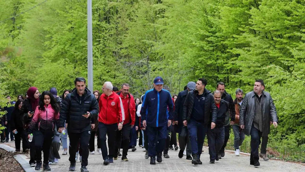 Başkan Özlü'den gençlere altın değerinde tavsiyeler: En az iki dil öğrenin, işinizin zirvesine çıkın