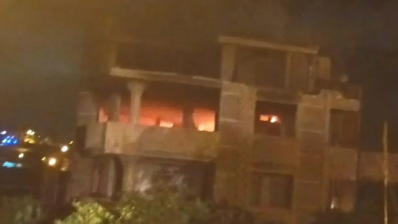 Samandağ’da korkutan yangın: Alevler mahalleyi sarmadan söndürüldü