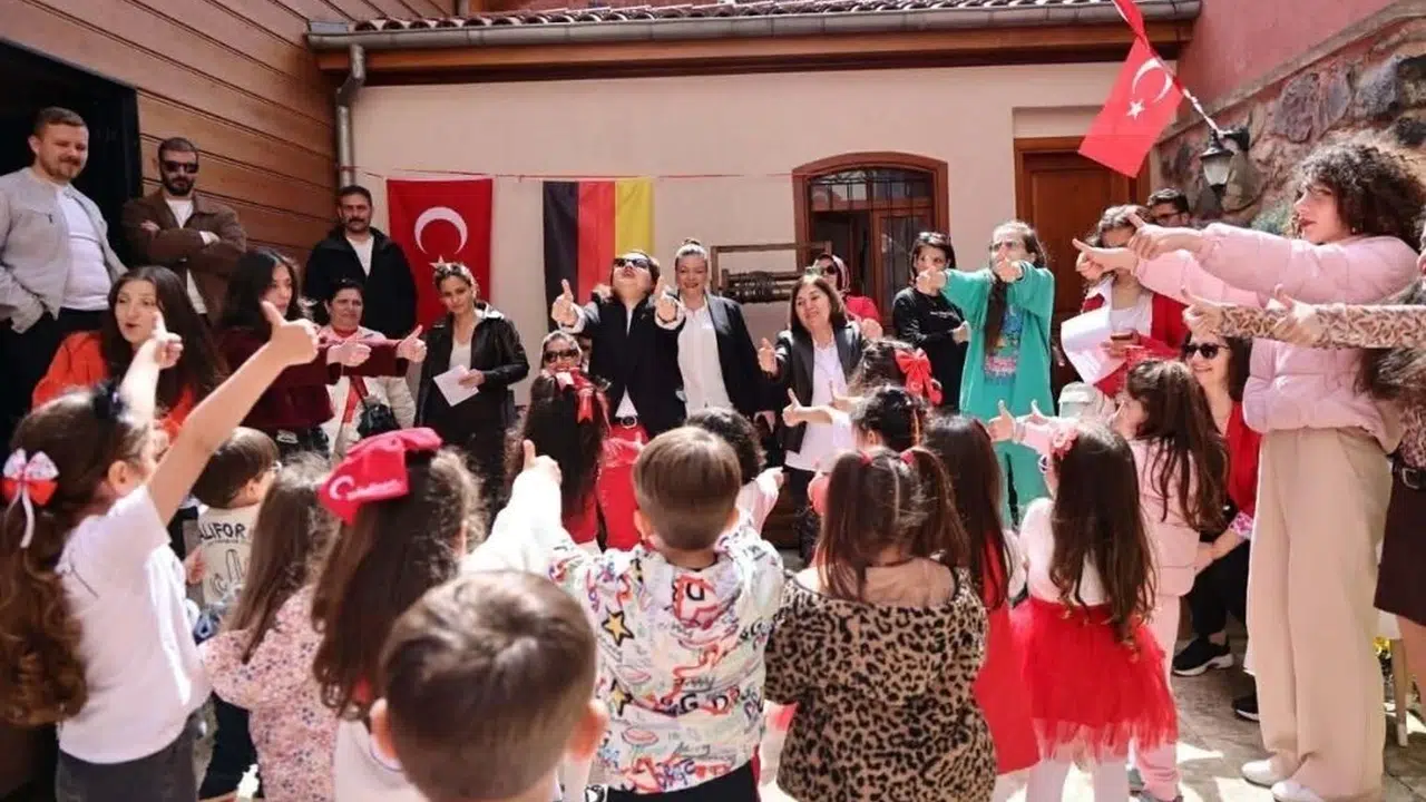 Sınırları aşan 23 Nisan coşkusu: Tekirdağlı minikler Almanca ile dünya çocuklarına seslendi