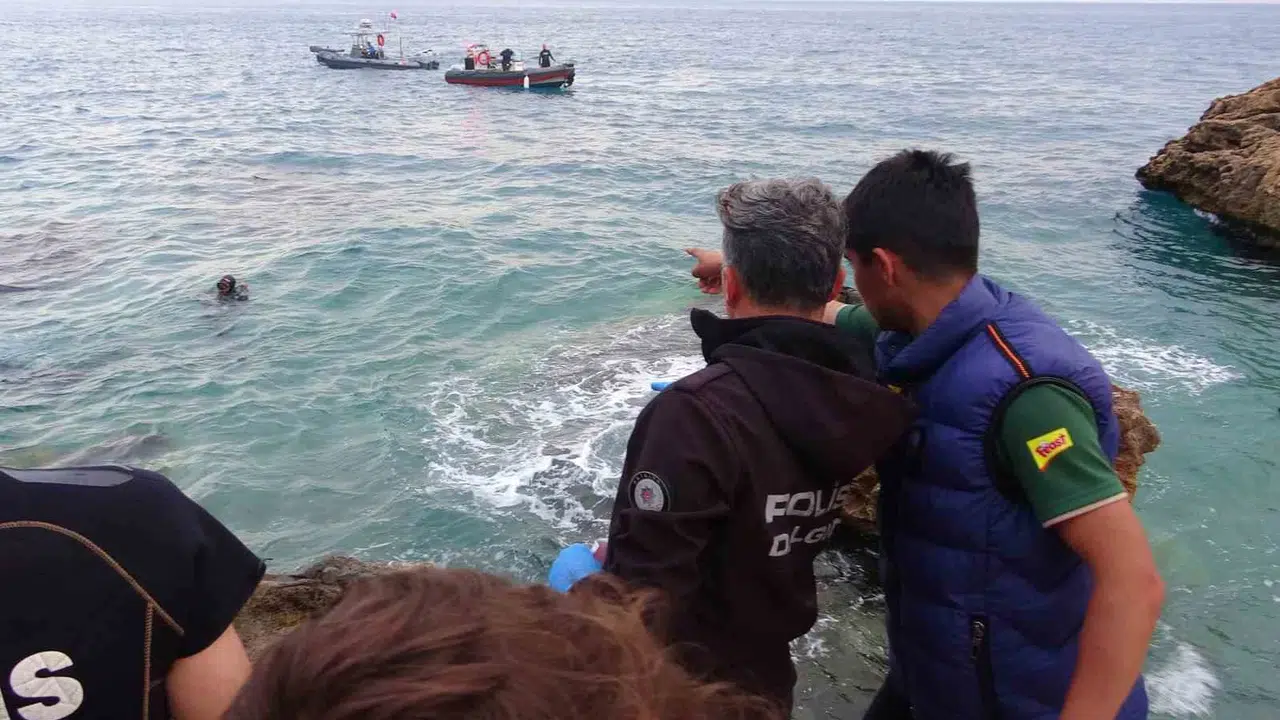 Konyaaltı Sahili'nde hüzünlü son: Kot pantolon ve atletle girdiği denizde can verdi