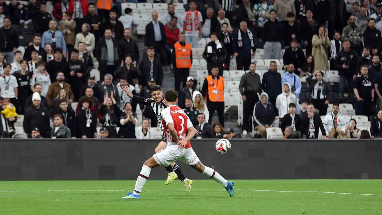 Dolmabahçe'de sessiz başlangıç: Beşiktaş ile Karagümrük kozlarını paylaşıyor