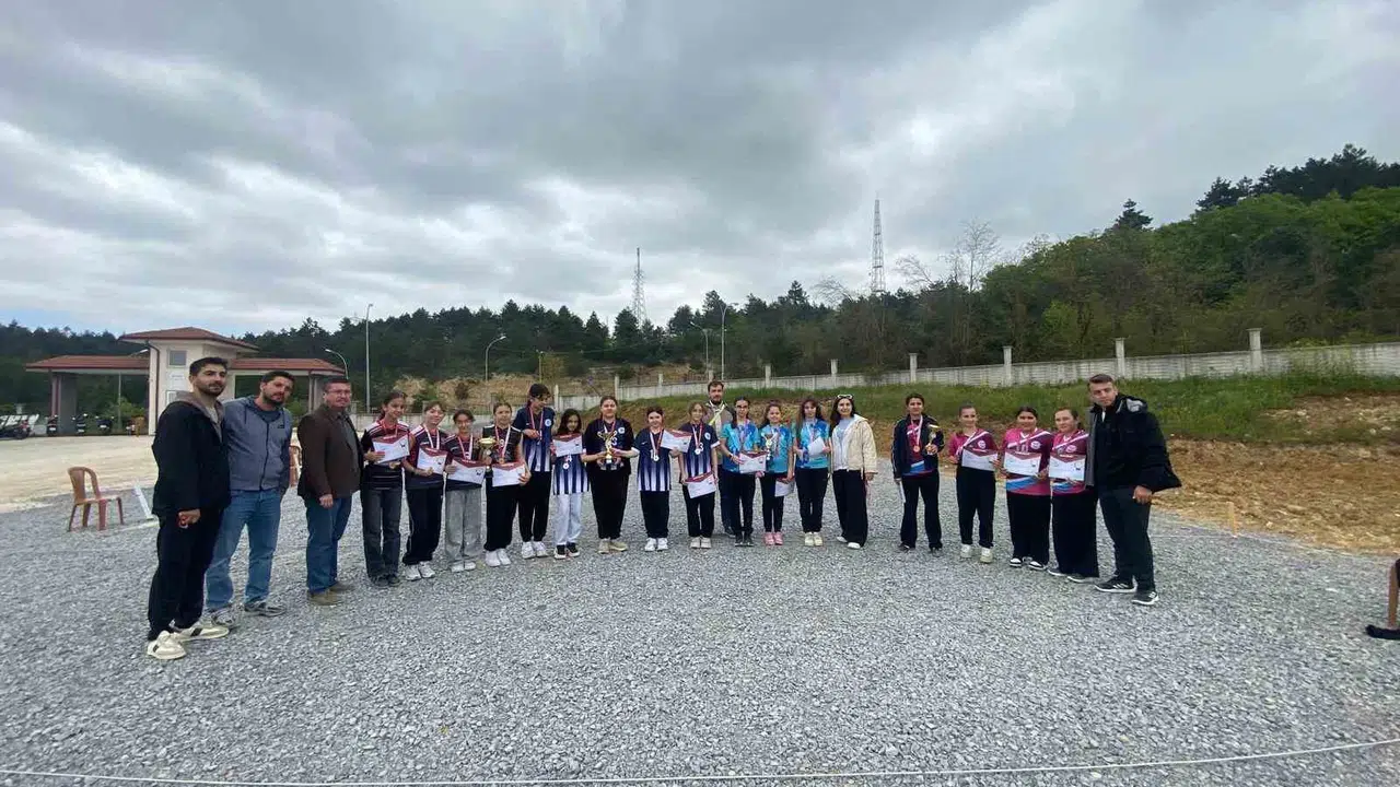 Bocce sahasında fırtına gibi estiler: Cumayeri Ortaokulu zirveye adını yazdırdı