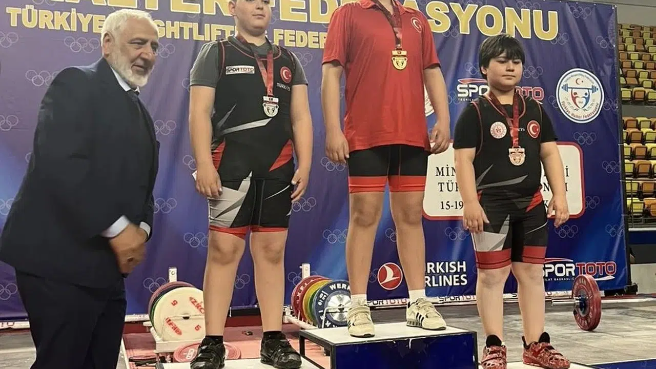 Podyumun yeni yıldızı Eskişehir'den çıktı: Minik Taha Türkiye ikincisi oldu