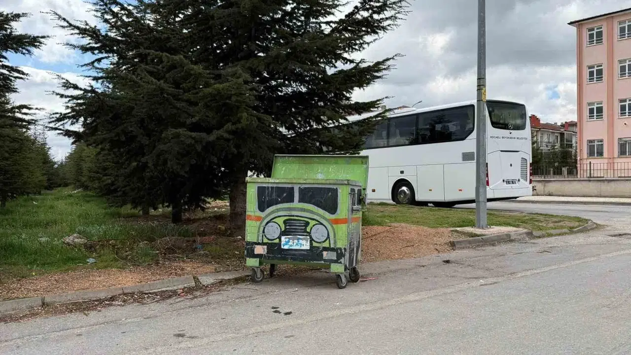 Sıradan bir çöp kutusu değil, adeta bir yol canavarı: Eskişehir’in sokaklarında tır görünümlü konteyner şaşkınlığı