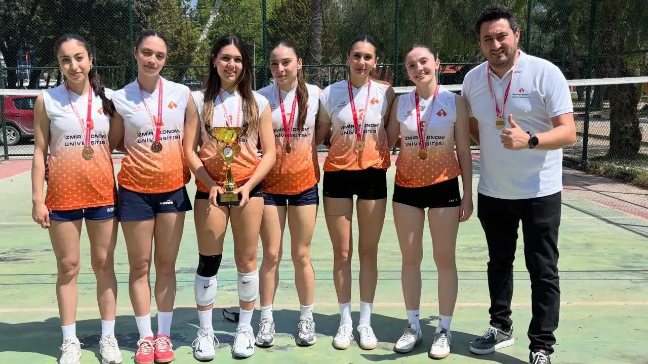 İzmir Ekonomi Üniversitesi’nde kupa mesaisi: Denizde ve filede rakiplerine nefes aldırmadılar