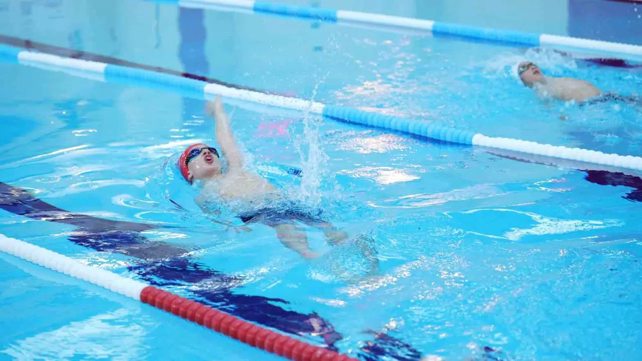 Havuzda 23 Nisan coşkusu: Geleceğin şampiyonları Osmangazi’de kulaç attı