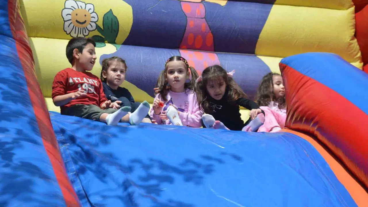 Okul bahçesi oyun parkına dönüştü: Minik öğrenciler 23 Nisan’ı doyasıya kutladı