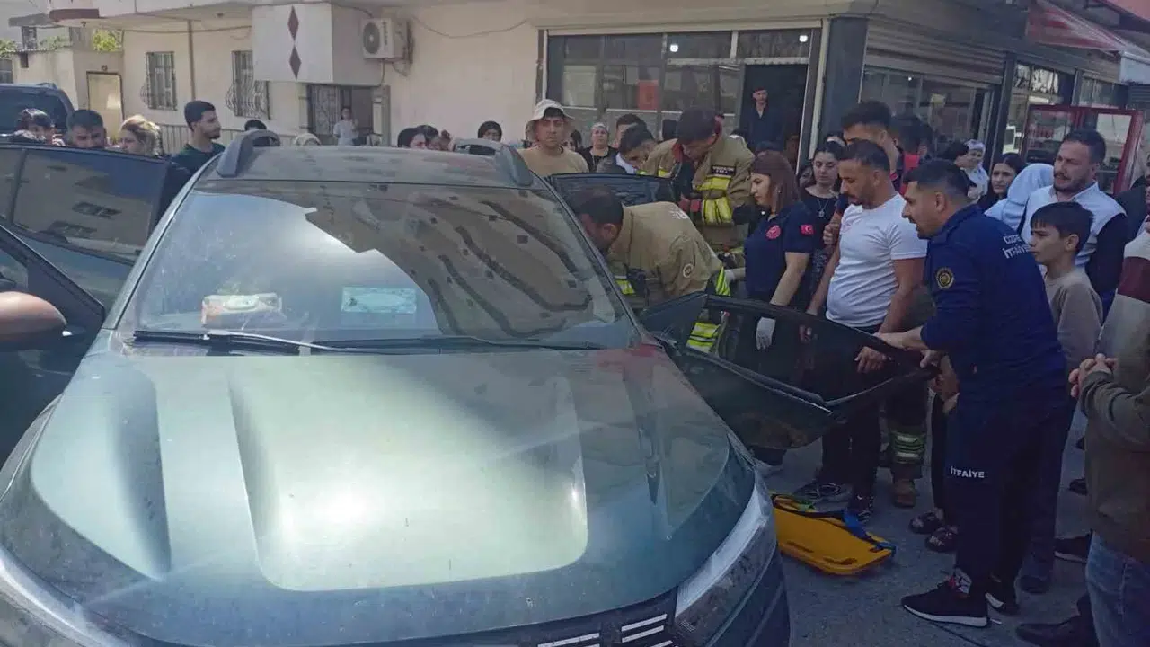 Cizre'de korku dolu anlar: Hurdaya dönen otomobilde sıkışan kadın sürücüyü itfaiye kurtardı