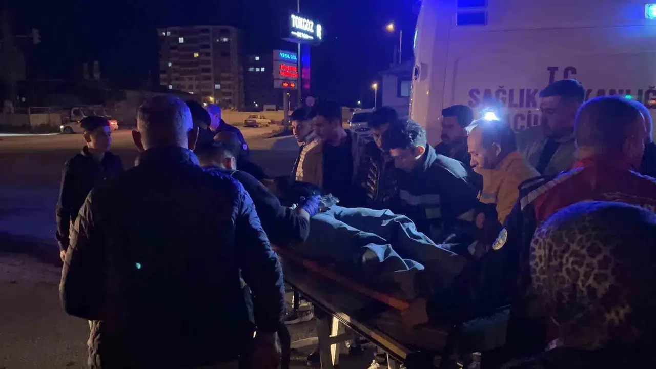 Kayseri'de dehşet anları: Kavşakta iki araç birbirine girdi, 3'ü ağır 4 yaralı