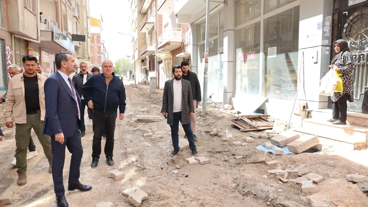 Elazığ’da yollar baştan aşağı yenileniyor: Başkan Şerifoğulları bizzat sahaya indi