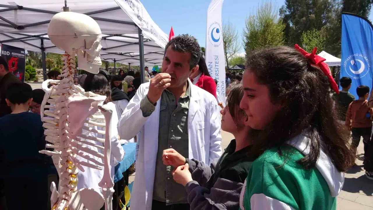 Adıyaman’da 23 Nisan coşkusu: Minikler üniversite kampüsünde doyasıya eğlendi