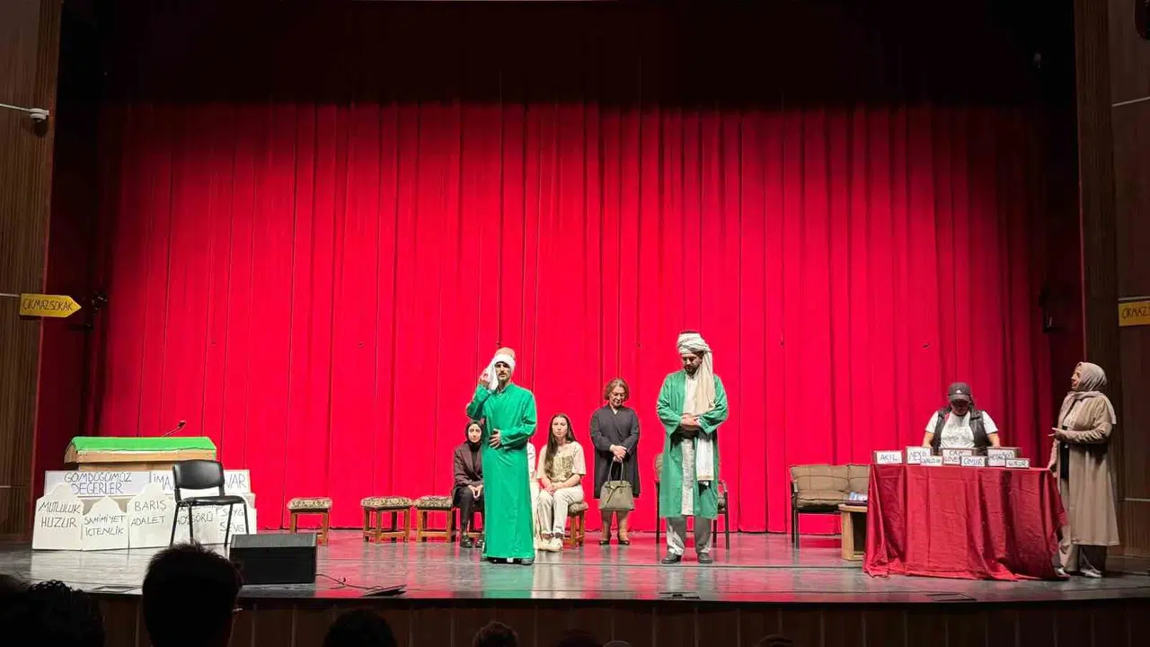 Dijital çağın gölgesinde kaybolan değerler sahneye taşındı: Birlik Vakfı’ndan düşündüren prömiyer